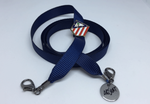 Pin ArtSkat del Atlético de Madrid con cinta azul